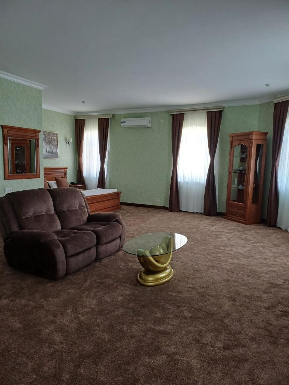 Maximum Hotel Navoi Bagian luar foto