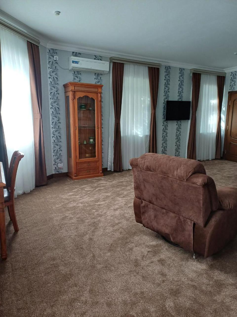 Maximum Hotel Navoi Bagian luar foto